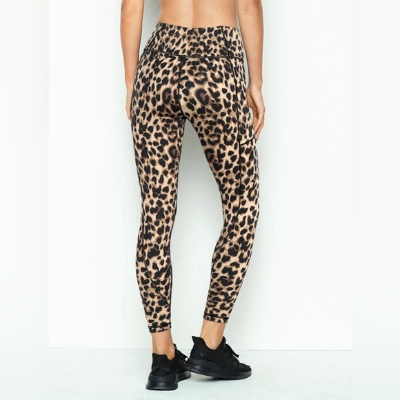 Victoria’s Secret | Incredible Essential Leggings with Pockets in Leopard Print - Picture 2 of 6